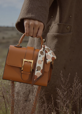Bolsa Retrô com Lenço - 𝑷𝑹𝑶𝑴𝑶 𝟐𝟗% 𝑶𝑭𝑭 + 𝑭𝑹𝑬𝑻𝑬 𝑮𝑹𝑨𝑻𝑰𝑺
